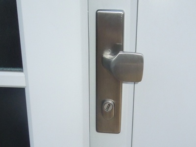 Schreinerei Kiesl: Haustürschutzgarnitur mit Zylinderabdeckung gegen aufbohren oder Zylinder brechen!